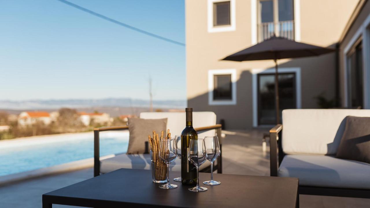 Villa & Jardin - Luxury Villa With Swimming Pool Vrh  Exterior foto